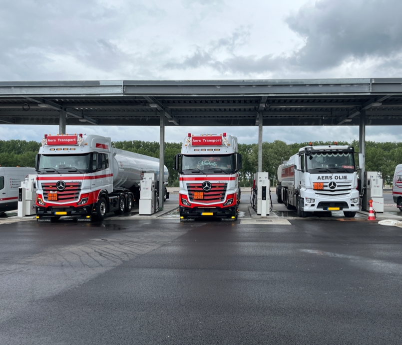 Eerste vrachtwagens tanken bij Aers Truckplaza